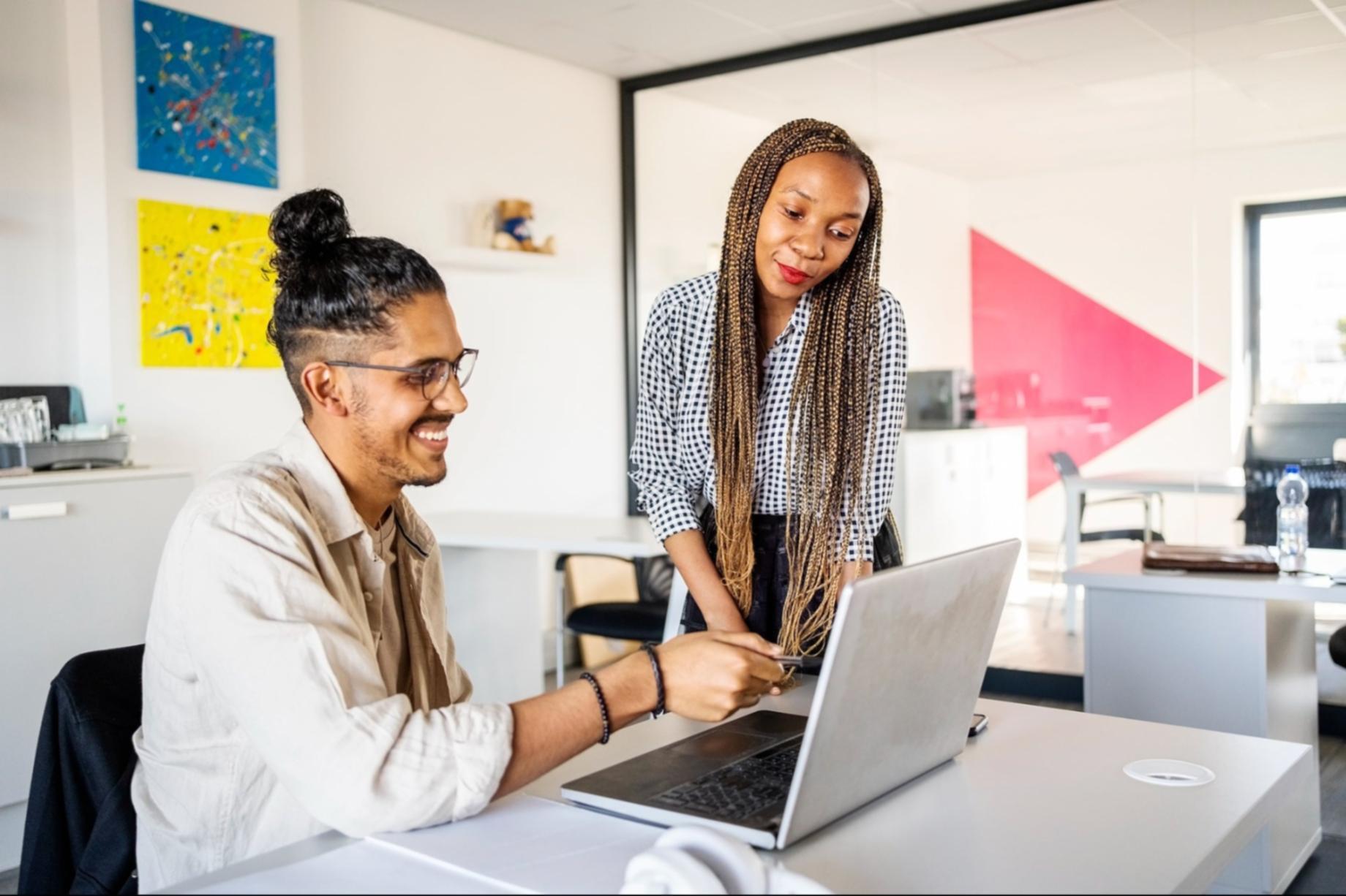 Σπουδαστές που εργάζονται σε οικονομικό σχεδιασμό με διαδικτυακά εργαλεία